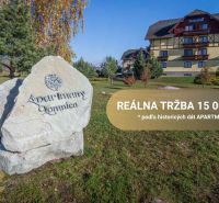Veľká Lomnica: Apartmanok, zöldterület, épületek a háttérben, felirat a sziklán.