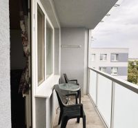 Erkély műanyag bútorokkal egy 4 szobás lakásnál.