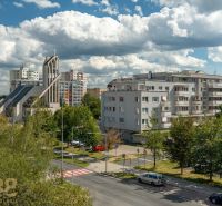 Kilátás a Ludvíka Svobodu utcára Poprádon, szakrális épülettel és lakóházakkal.