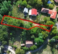 Légi felvétel a Kolačna kertekben található parcelláról, amelyet zöldterület és ingatlanok vesznek körül.