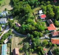 Festői kertek madártávlatból Kolačnán, elszórtan házakkal és zölddel.