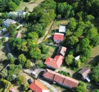 Kilátás felülről a Kolačno község zöld kertjeire a házak környezetével.