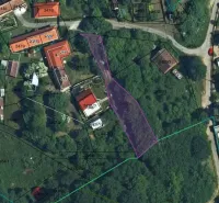 Parcellák és kertek légi felvétele Kolačno-ban, az épületek megjelölésével.