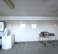 Gyártóhelyiségek burkolattal és gépi felszereléssel különböző célokra.