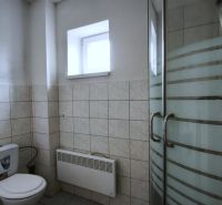 Fürdőszoba WC-vel és zuhanyzóval a gyártóhelyiségekben.