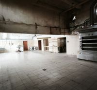 Gyártóhelyiségek burkolattal, felszereléssel és gépekkel, amelyek alkalmasak sütésre.