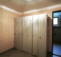 Öltözők gyártási területeken fém szekrényekkel és kerámia burkolattal.