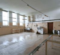 Gyártóhelyiségek belső tere csempével, berendezéssel és nagy ablakokkal.
