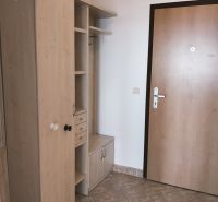 Előszoba szekrényekkel és fogasfallal egy kétszobás lakásban.
