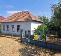 Családi ház Dolné Otrokovce-ban kerítéssel és kerttel napos telken.
