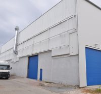 Ipari helyiségek a Galántai Ipari utcában, kamion a kék kapuk előtt.