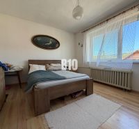 Hálószoba ággyal és fa dekor padlóval a családi házban.