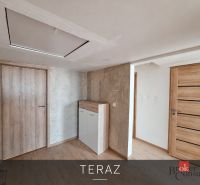 Szoba fa dekorációs padlóval egy háromszobás lakásban, napfényes megvilágítással és kilátással rendelkező ablakkal.