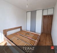 Hálószoba fa dekorációjú padlóval és beépített szekrénnyel egy háromszobás lakásban.