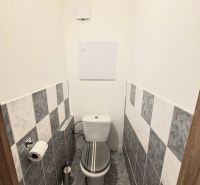 Üvegezett loggia fa dekor padlóval egy háromszobás lakásban.