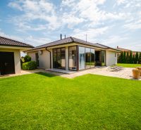 Családi ház Gyülekezeti utcában Vrábléban, gyepes udvarral és terasszal.
