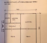 Családi ház vázlatos elrendezése szobával, konyhával, fürdőszobával és kamrával.