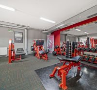 Fitneszközpont edzőgépekkel és felszereléssel, üzlethelyiségek.