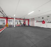 Fitneszterem boxzsákkal és tükrökkel.