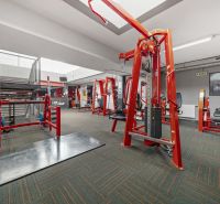 Fitneszközpont súlyzókkal és edzőgépekkel, üzlethelyiségek.