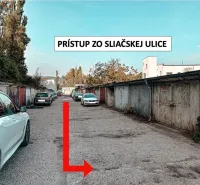 Garázsok Pozsony-Újvárosban, a Sliačska utcában, parkoló autókkal szegélyezve.