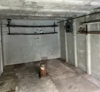 Betonszoba falitartókkal és fa dekorációjú padlóval a garázsokban.