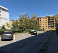 Lakóházak zöldterülettel és parkolóval a Kassai Stromová utcában, Óváros.