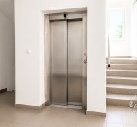 Folyosó lifttel és lépcsőkkel, amelyek az ablakhoz vezetnek, 2 szobás lakás.