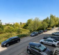 Vincent Šikula utca Stupaván, kilátás egy kétszobás lakásból a zöldterületre és parkolásra.
