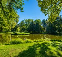 A Vincent Šikulu utcai tóval rendelkező park Stupaván, zölddel és fákkal körülvéve.