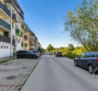 Vincent Šikula utca Stupaván, parkoló és többemeletes épületek a kétszobás lakásnál.