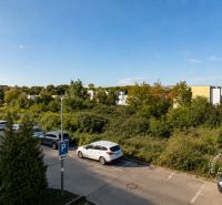 Vincent Šikula utcai külső Stomfán, kilátással a parkolóra és a zöldövezetre, 2 szobás lakás.