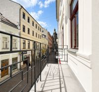 Erkély kilátással a Mlynská utcára, Kassa - Óváros városrész, irodák előtt.