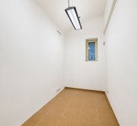 Fehér falak, kis szoba, mennyezeti lámpák, csempe, irodák.