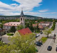 Templom és utca Pozsonyban - Lamacsban a Studenohorská utcán, közel a természethez és a városhoz.
