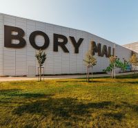 Bory Mall bevásárlóközpont felirattal, füves terület és fák Pozsony-Lamacsban.