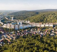 Légi felvétel a pozsonyi - Lamacs Studenohorská utcai lakónegyedről és a környező erdőkről.
