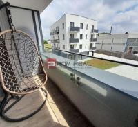 A Slnečnicová utcai kétszobás lakás erkélye Rovinkában, hintával és kilátással a környékre.