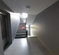 Folyosó lépcsőházzal és lifttel egy kétszobás lakásban.