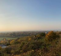 Őszi erdő és mezők panorámája Banka városra nézve.