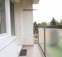 Erkély a Tatranská utcában, Považská Bystricában, egy 2 szobás lakás része, kilátással a természetre.