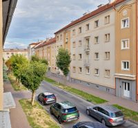Študentská utca Zvolenben, lakóházakkal és elhaladó autókkal, garzonlakásra alkalmas.