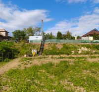 Zöldterület a Záhorce-i rekreációs telkeken a Selešťany utcában, kilátással a házakra.