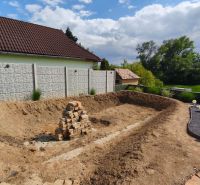 Udvar árokkal és téglarakással a Selešťany üdülőterületen, Záhorce városában.