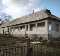 Családi ház Tučekova utcában Nagykürtösön régi tetővel és kerttel.