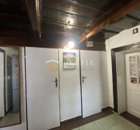 Családi ház folyosója fa burkolatú mennyezettel és fehér ajtókkal.