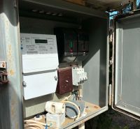 Elektromos elosztószekrény a komáromi kertben, energiafogyasztás mérővel.