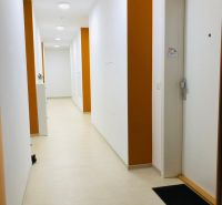 A Bystrická utcai lakóház folyosója Pozsony-Dévényújfalun.
