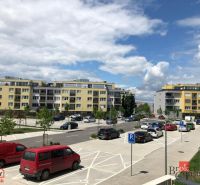 Bystrická utca Pozsony-Dévényújfaluban lakóházakkal és parkolóval.