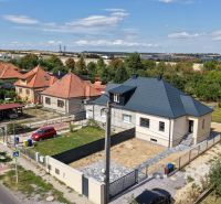Családi ház a Nyitrai Trnavská utcában, kertekkel és szomszédos házakkal körülvéve.